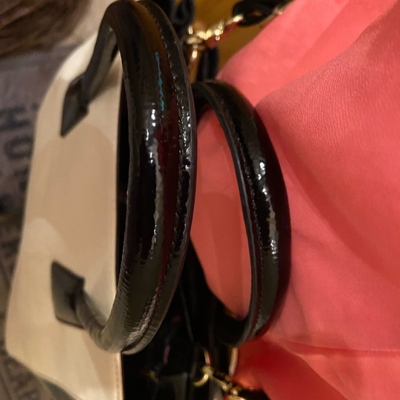 Betsy Johnson black and white bow bag with floral interior - Picture 5 of 10